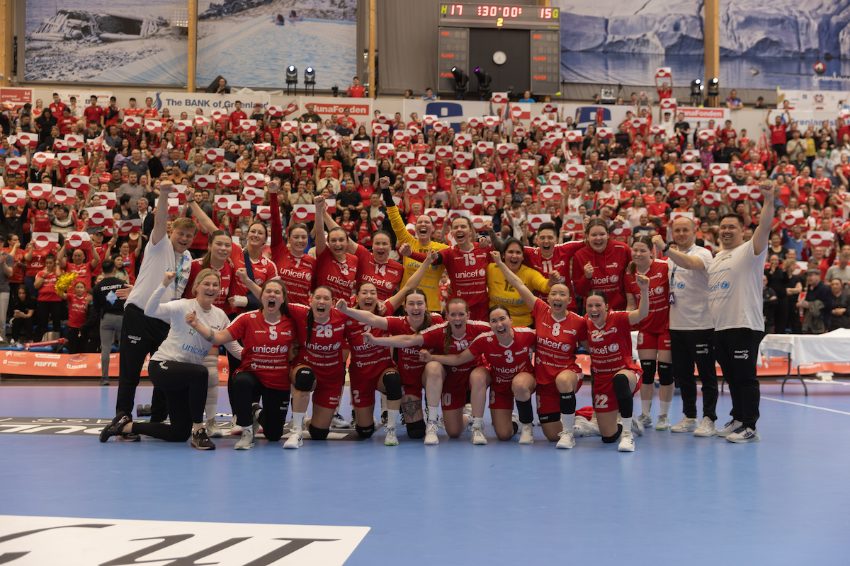 Nuummi Inussiviup qaliaa qangattangajavippoq juunimi arnat assamik arsarlutik nunanut allanut unammisartut anngunniunnermi ajugaammata, taamaalillutillu ukiut pingasut matuma siornagut Norgemi nunarsuarmi pissartanngorniunnermut anngullutik.