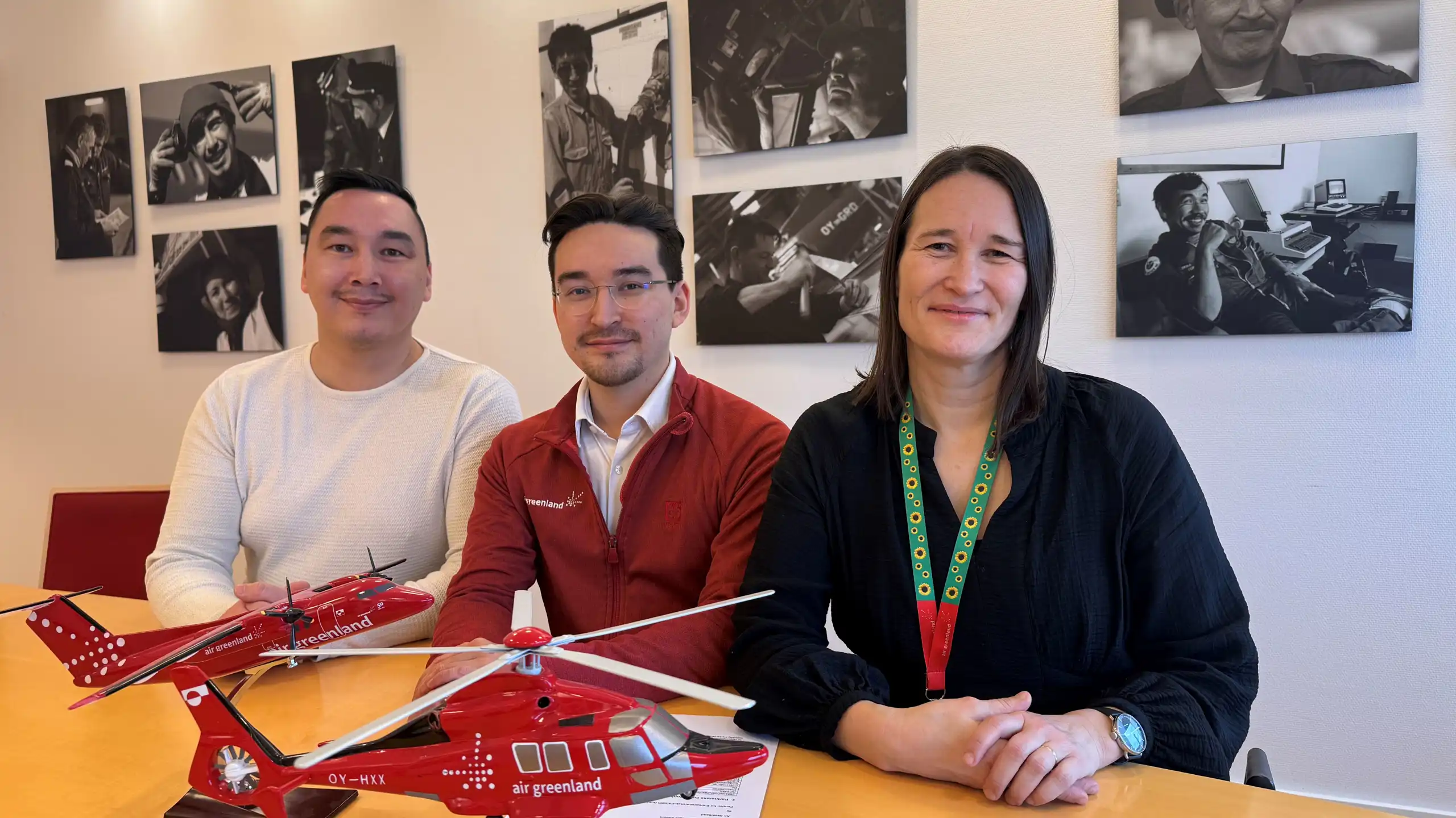 Fornyelsen af partnerskabsaftalen 2025-2026 blev underskrevet af Nukappiaraq Kristiansen, regionsleder for Fonden for Entreprenørskab-Kalaallit Nunaat (tv.) mens Inga Dora G. Markussen, direktør for bæredygtighed i Air Greenland (th.)