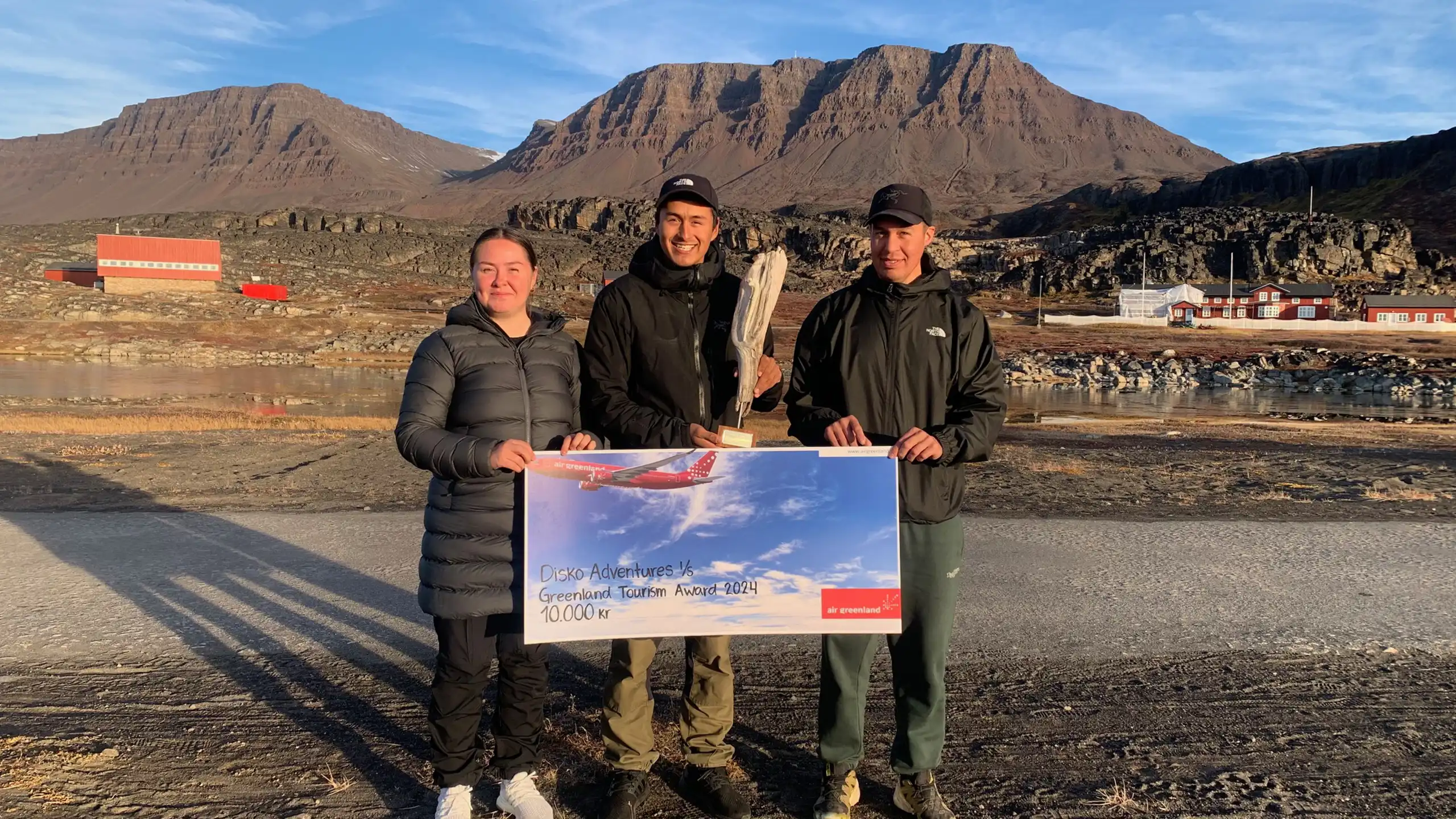 ...Disko Adventures, owned by Danny Mølgaard, Naja Bjerregaard aamma Steve Broberg, here with the travel gift card from Air Greenland
