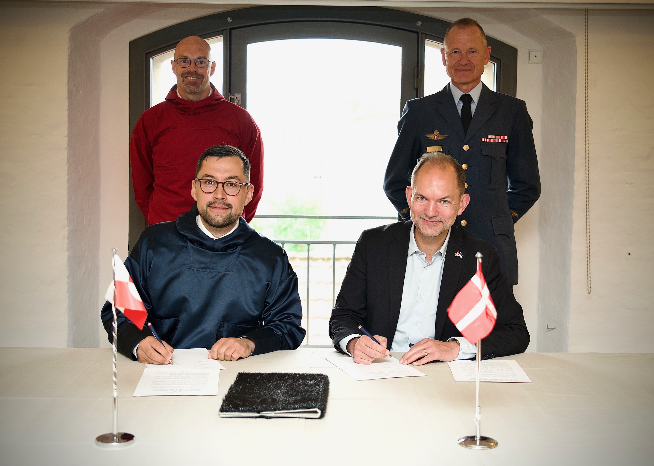 Tallimanngornermi 3. juulimi Nordatlantens Brygge-mi Københavnimiittumi Kalaallit Aallartitaqarfianni atsiornerit arlallit ingerlanneqarput. Siullermik Nunanut Allanut Naalakkersuisup Múte B. Egede-p aamma Danmarkimi Illersornissamut Ministerip Jeppe Bruus-ip Illersornissaqarfiup aamma kalaallit sullissisuisa akornanni suleqatigiinnerup nukittunerulersinnaaneranut periarfissanik salliutitsinissaq pillugu siunnerfittut nalunaarut atsiorpaat. Ass.: Forsvarsministeriet