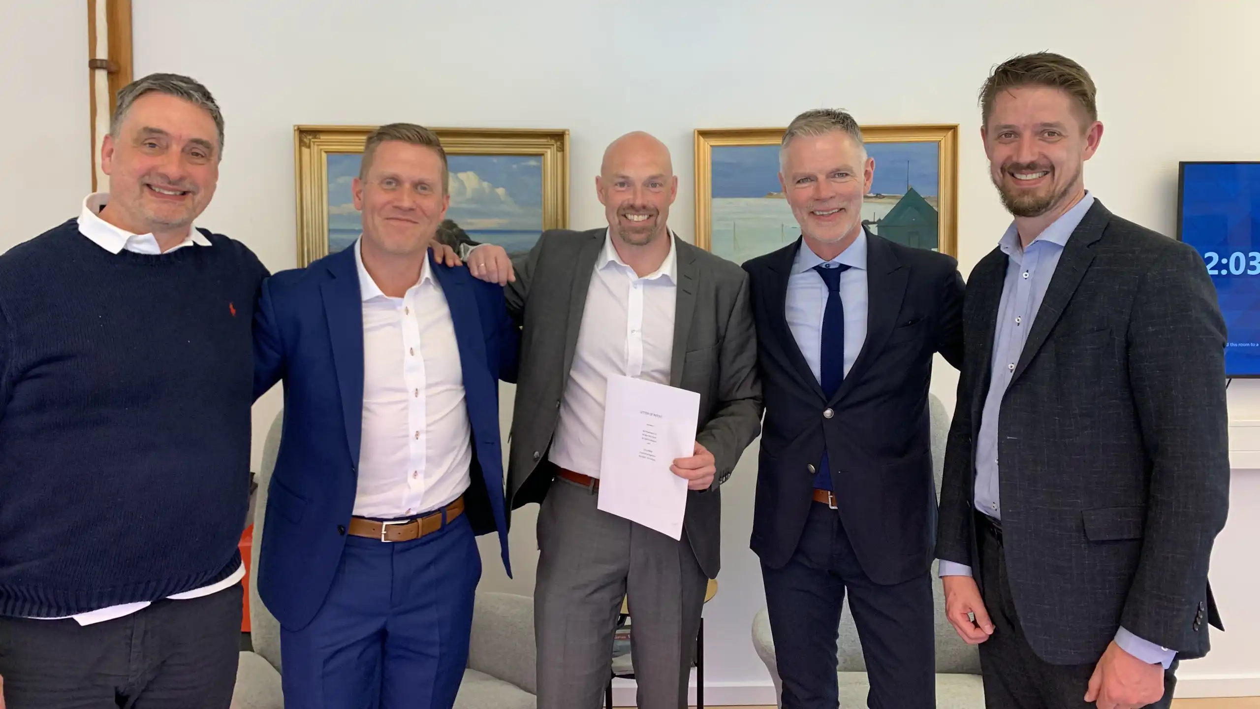 Air Greenland og Icelandair repræsentanter efter underskrivelsen af hensigtserklæringen. Fra venstre: Tomas Leth Jørgensen, Manager Network & Revenue Management, Tómas Ingason Icelandair Chief Revenue Officer, Jacob Nitter Sørensen, administrerende direktør, Helgi Már Björgvinsson, Icelandair Director Partnerships and Corporate affairs og CFO, Mogens E. Jensen.