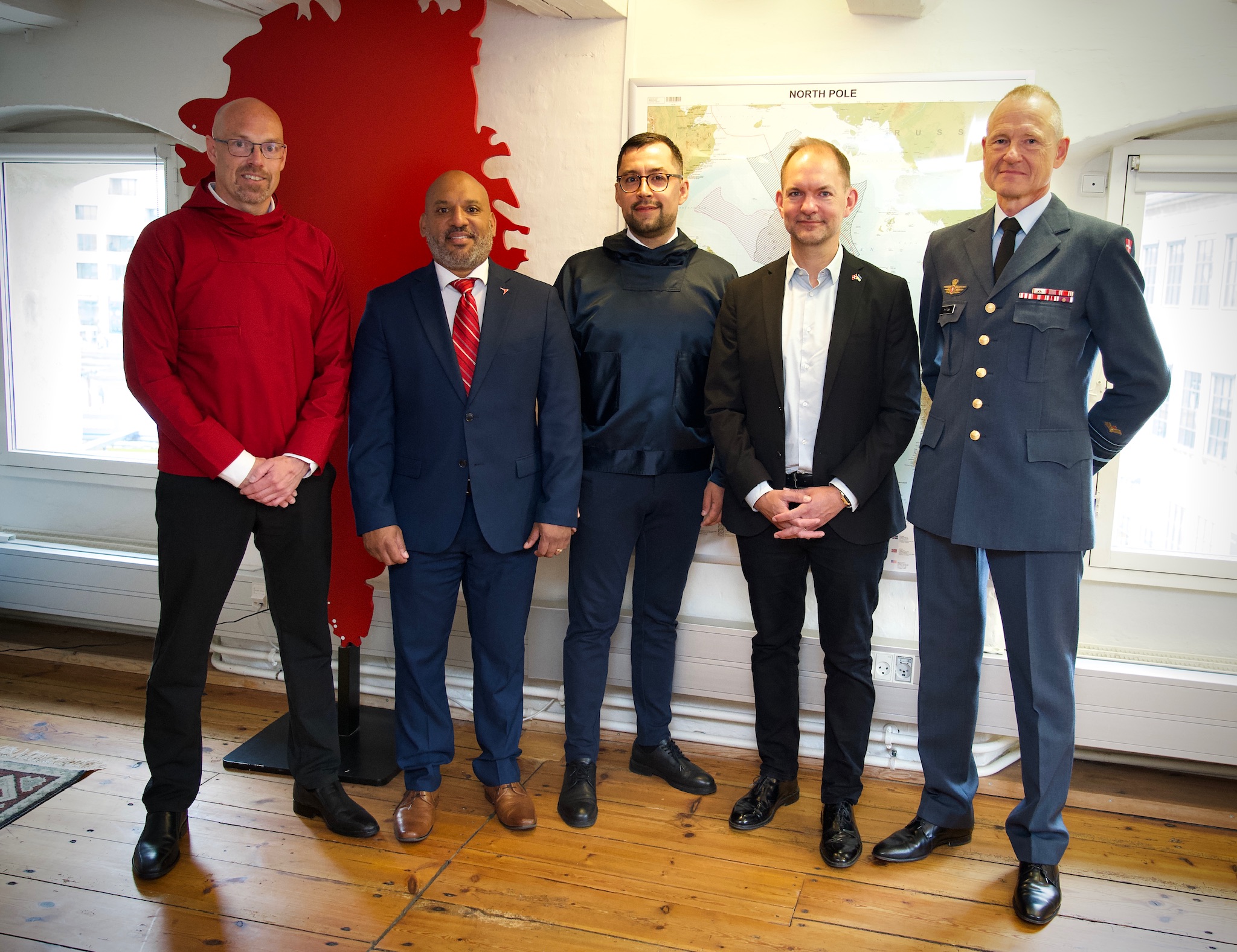Saamerlermiit; Jacob Nitter Sørensen, Knud Borck FMI-meersoq, Múte B. Egede - Nunanut allanut Naalakkersuisoq, Danmarkimi Illersornissamut Ministeri aamma  Per Pugholm Olsen- Illersornissaqarfimmi Atortunut Pisiniartarnermullu Aqutsisoqarfiup pisortaata. Ass.: Forsvarsministeriet.