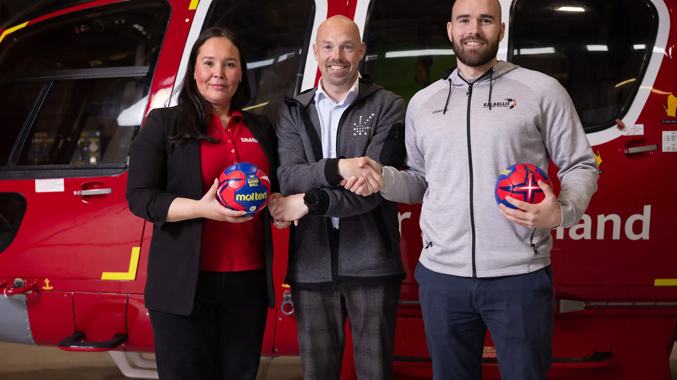 Air Greenland Groups direktør, Jacob Nitter Sørensen, overdrog sponsoratet til TAAKs næstforkvinde Arnanguaq Steenholdt og bestyrelsesmedlem, Eqalunnguaq Abel Kristiansen