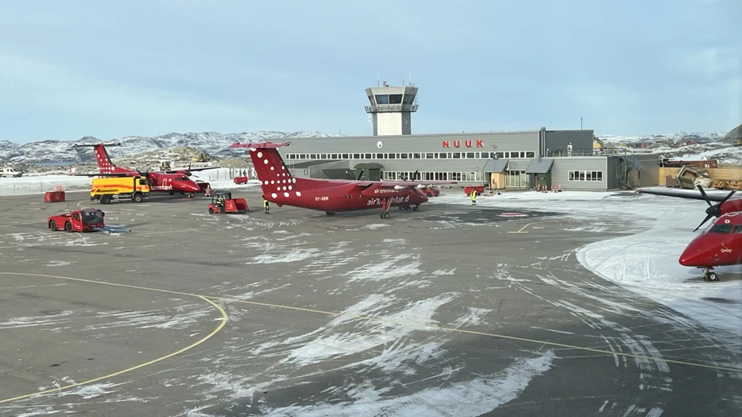 Flyet taxiede stille og roligt fra landingsbanen hen til terminalens forplads, hvor passagererne blev ”debriefet” – sikret at de fik alle oplysninger om hændelsen.