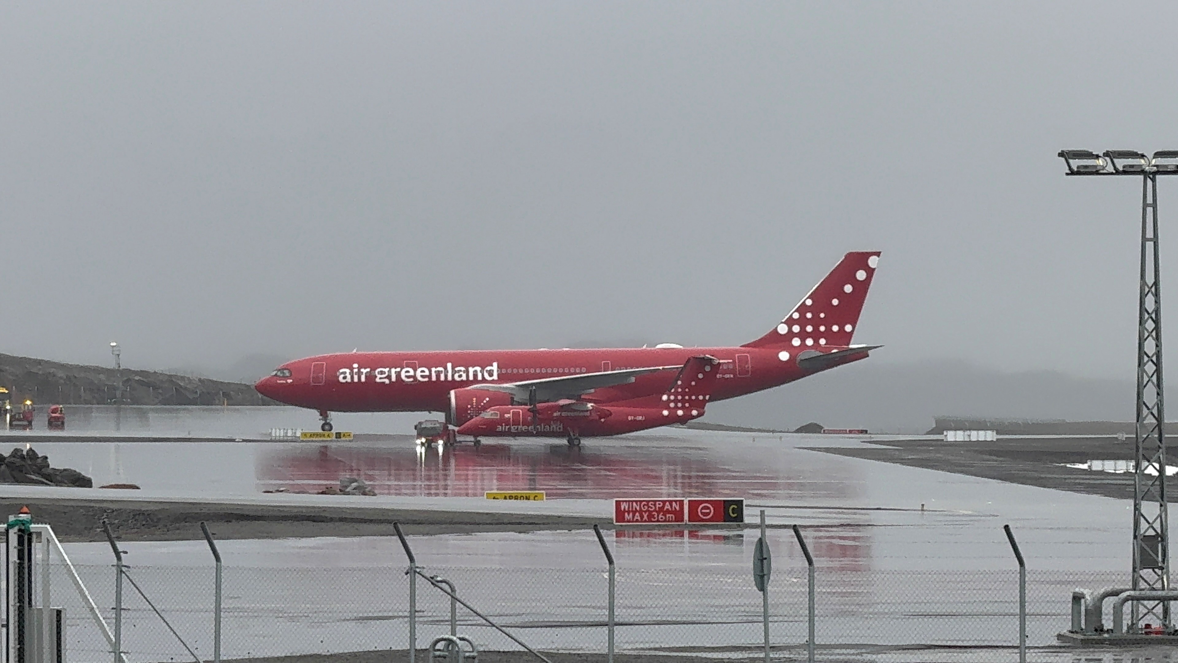 A330neo and Dash-8 in Nuuk Airport. Photo: Bjarne Hjortborg October 16th 2025 