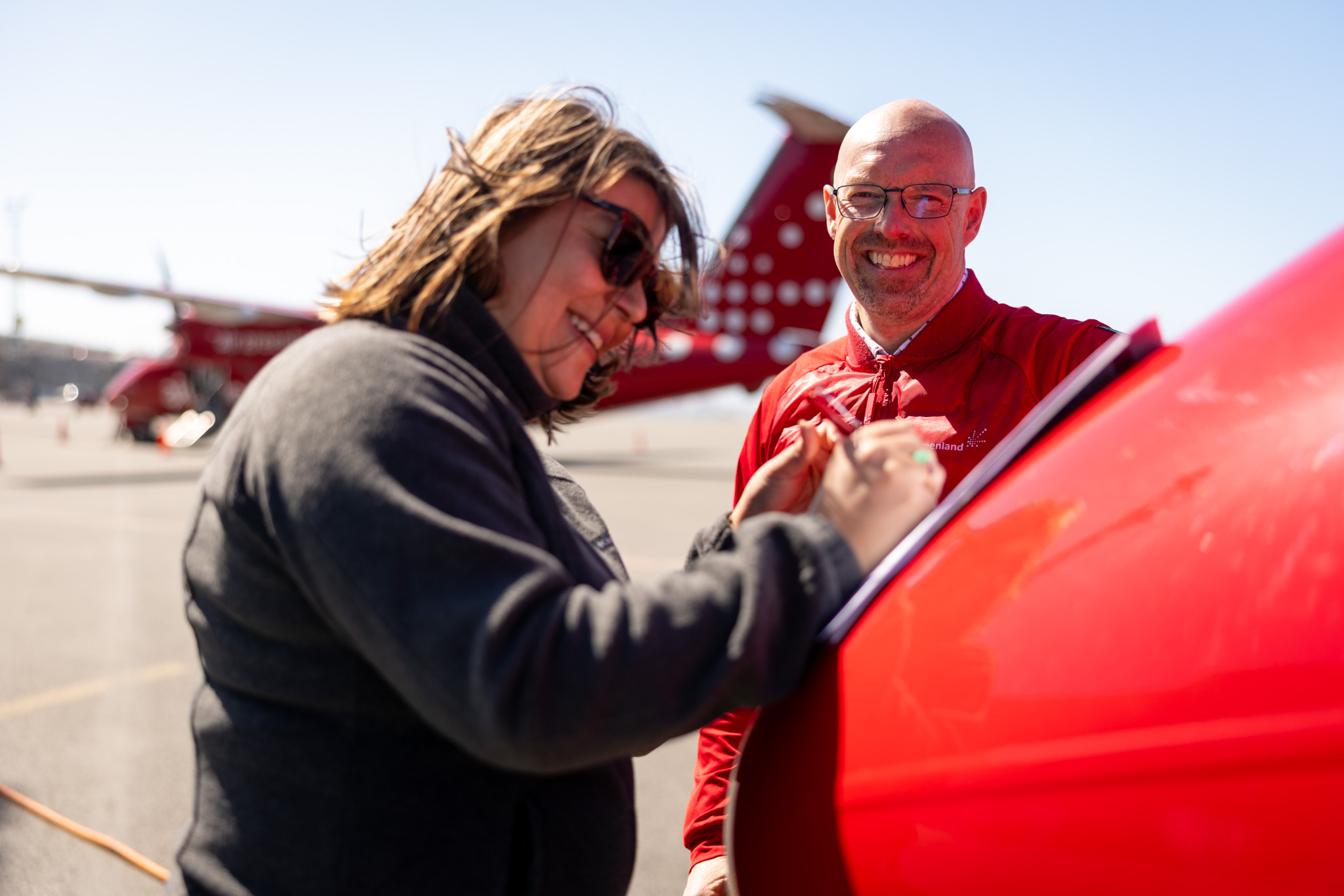 Jacob Nitter Sørensen, CEO of Air Greenland, and Sara Olsvig, Chairwoman of ICC International, sign the partnership agreement.