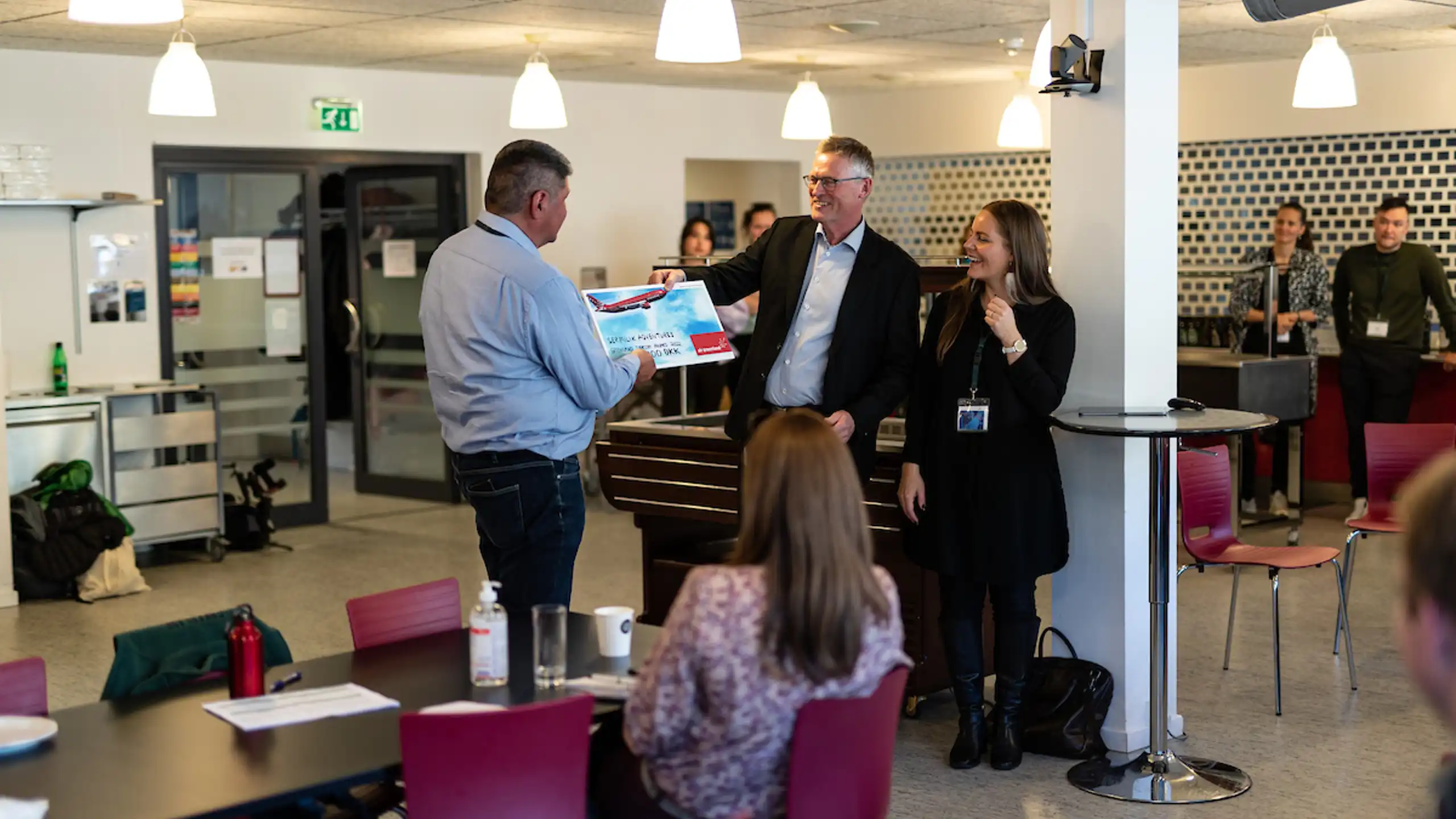 Justus Hansen, konsulent ved Sermersooq Business modtog prisen på vegne af Sermilik Adventures ved en reception i Air Greenland mandag den 19. september 2022. Air Greenlands kommersielle direktør Henrik Søe og Visit Greenlands direktør Anne Nivíka Grødem overrakte prisen.