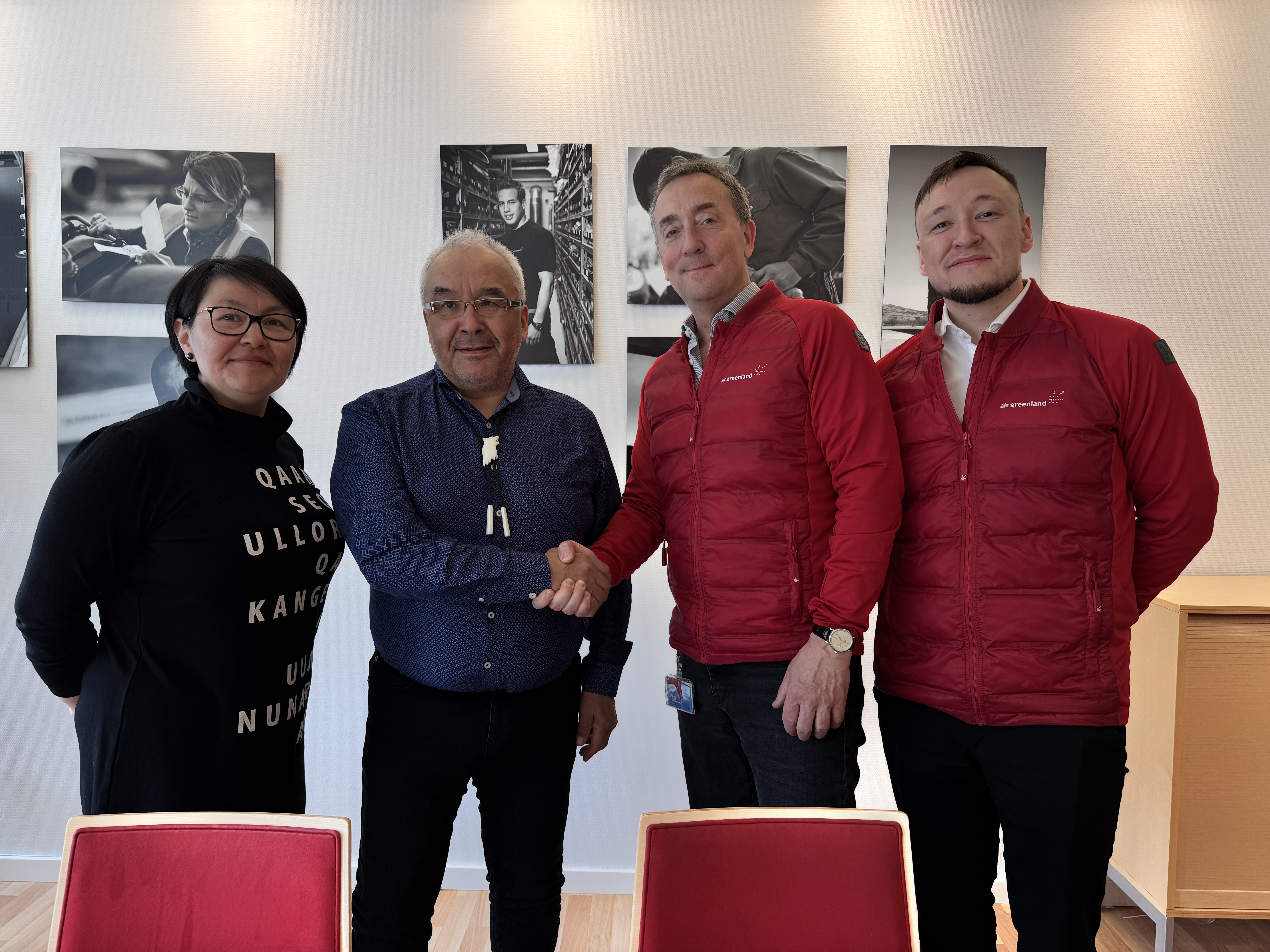 Mikkel Jeremiassen and Chris Shern seal their intention to increase cooperation with a handshake. 