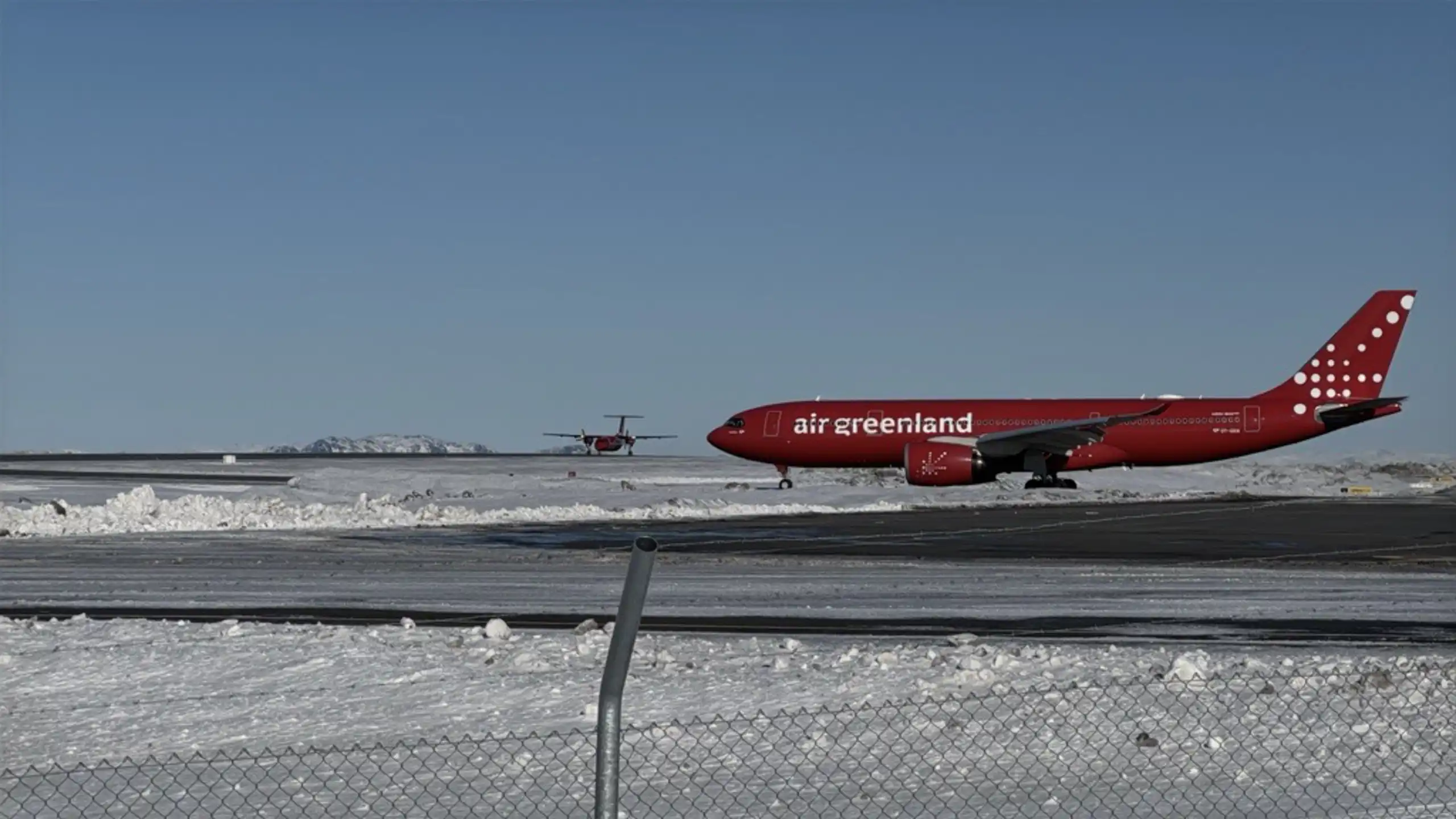 Dash-8 og A330neo Tuukkaq in Nuuk