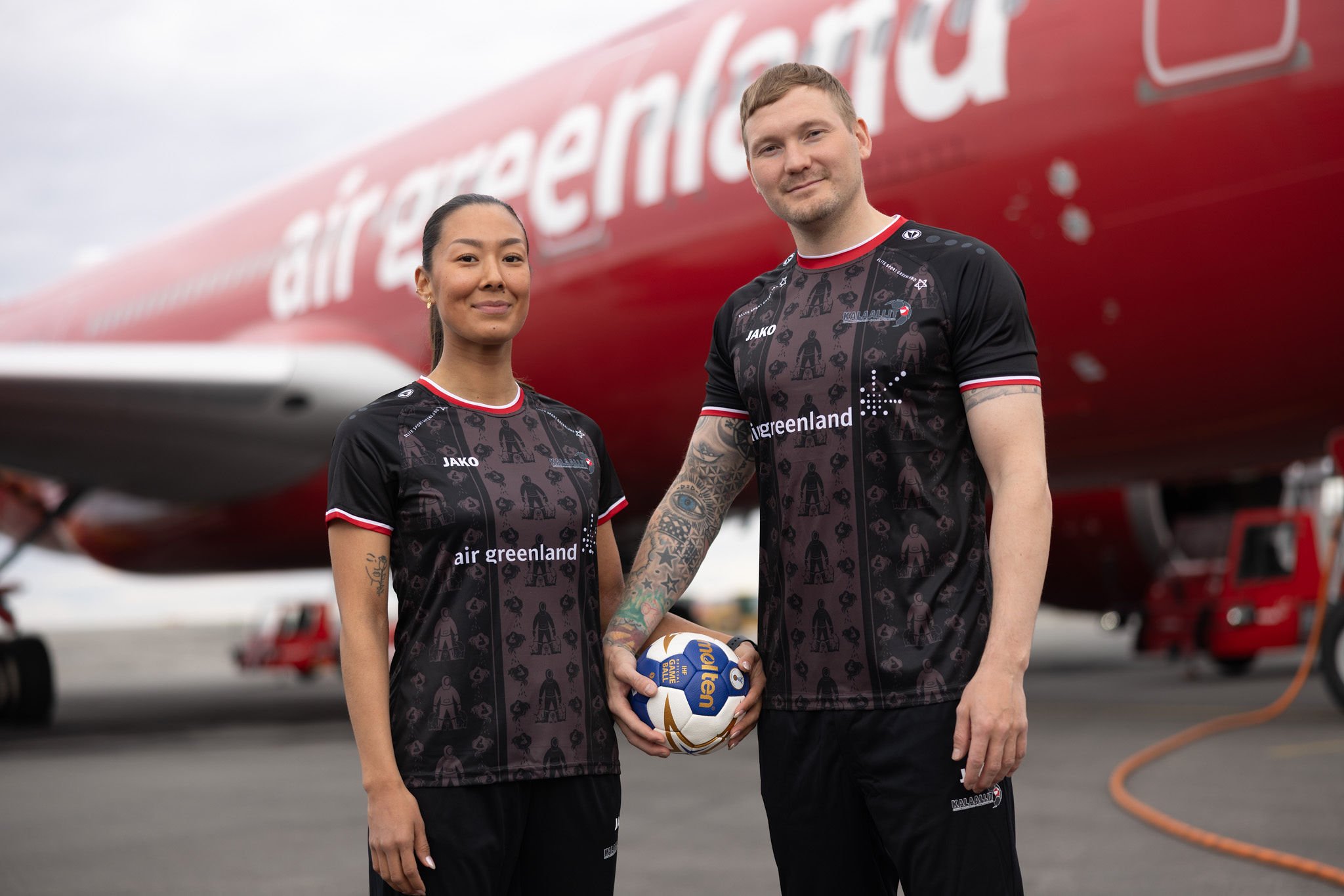 Air Greenlandip aamma TAAK, Timersoqatigiiffiit Assammik Arsartartut Kattuffiata, suleqatigiinnissamik isumaqatigiissutaa 2025-mi septembarimi atsiorneqarpoq januaarillu aallaqqaataaniit 2026-miit decembarip 31-anut 2030-mut atuutissalluni.  Assimiipput nunanut allanut unammisartut inersimasut Nuunu Marie Lukassen aamma Kuutak K. Olsen unammisartut tujuuluinik atisaqartut.