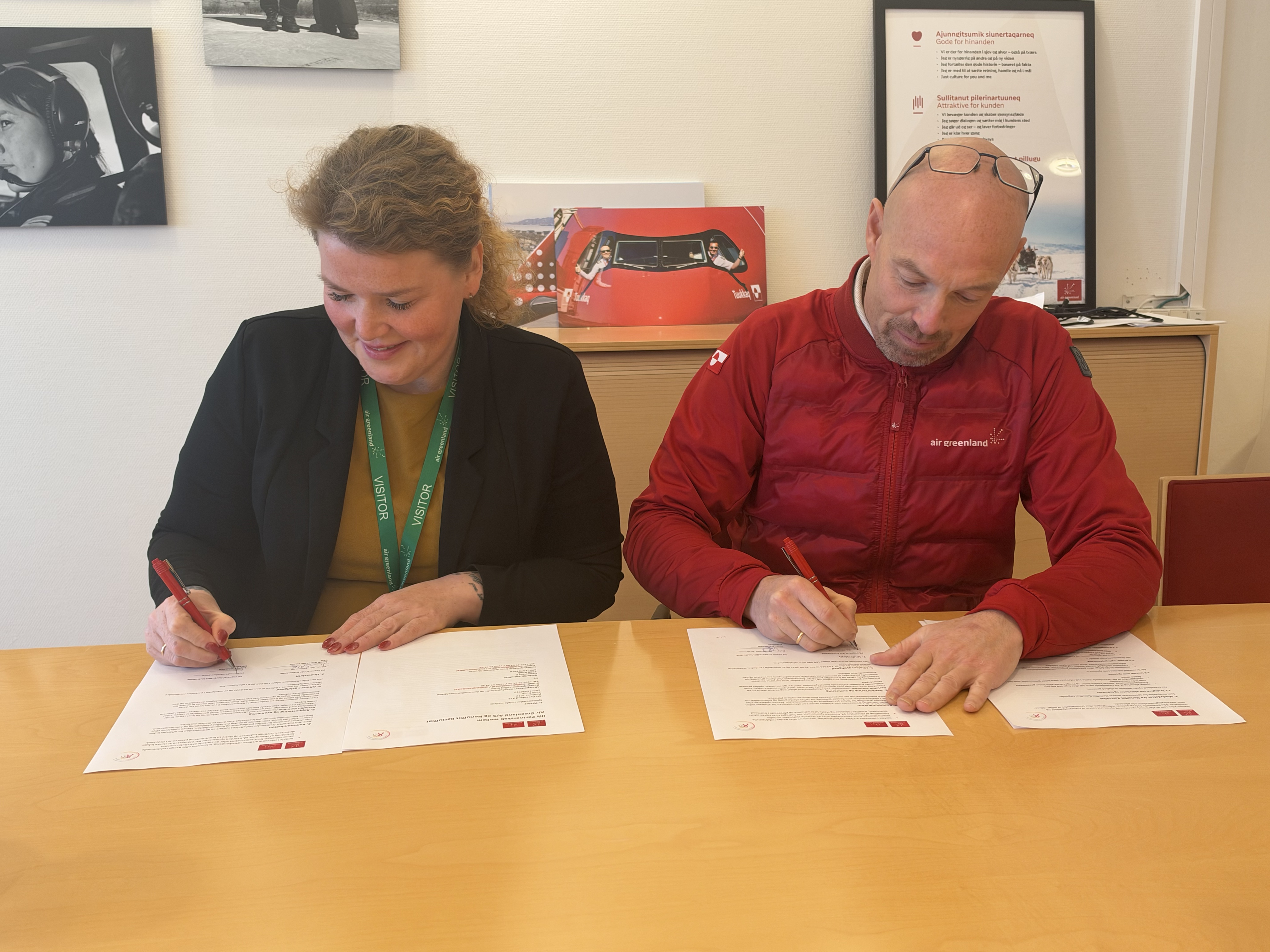 The Director of Neriuffiit Kattuffiat, Ivalo Heilmann, and the Chief Executive Officer of the Air Greenland Group, Jacob Nitter Sørensen, signed the agreement at Air Greenland’s head office.