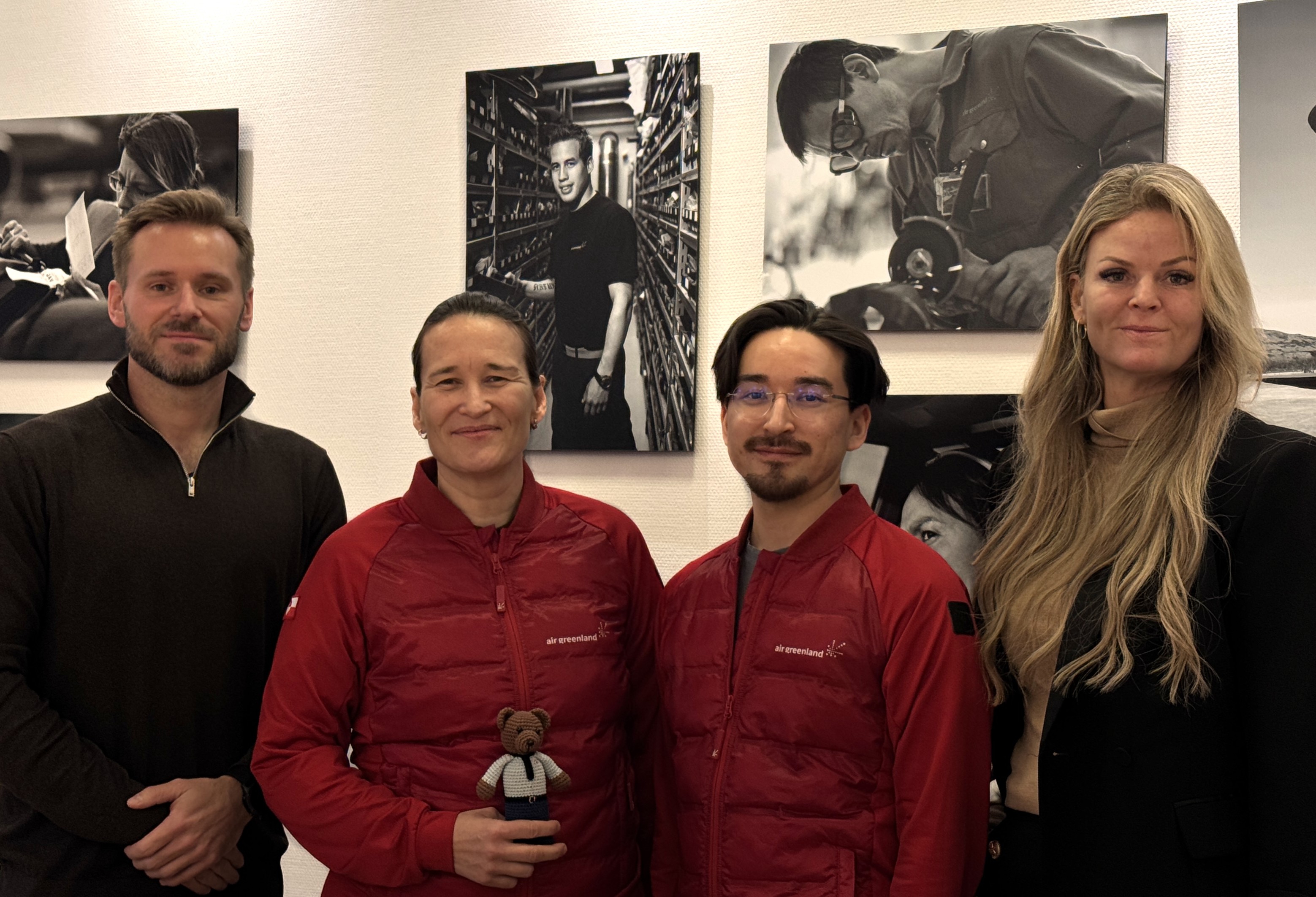 After signing the agreement, the parties gatheres.