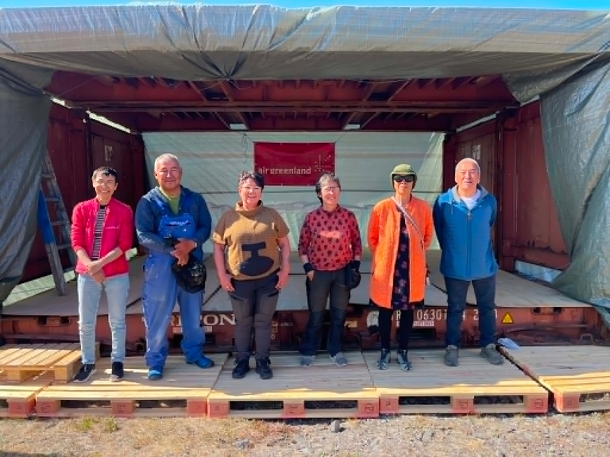 The organisers of Aasivik Narsaq – Oleeraq Nielsen, Ivalo Motzfeldt, Trine P. Egede, Arnaq E. Isbosethsen, Theodora Høegh, Marianne Nielsen, Lars Kristian Egede and Peter Isbosethsen – are getting the music stage ready ahead of the festival’s opening tomorrow.