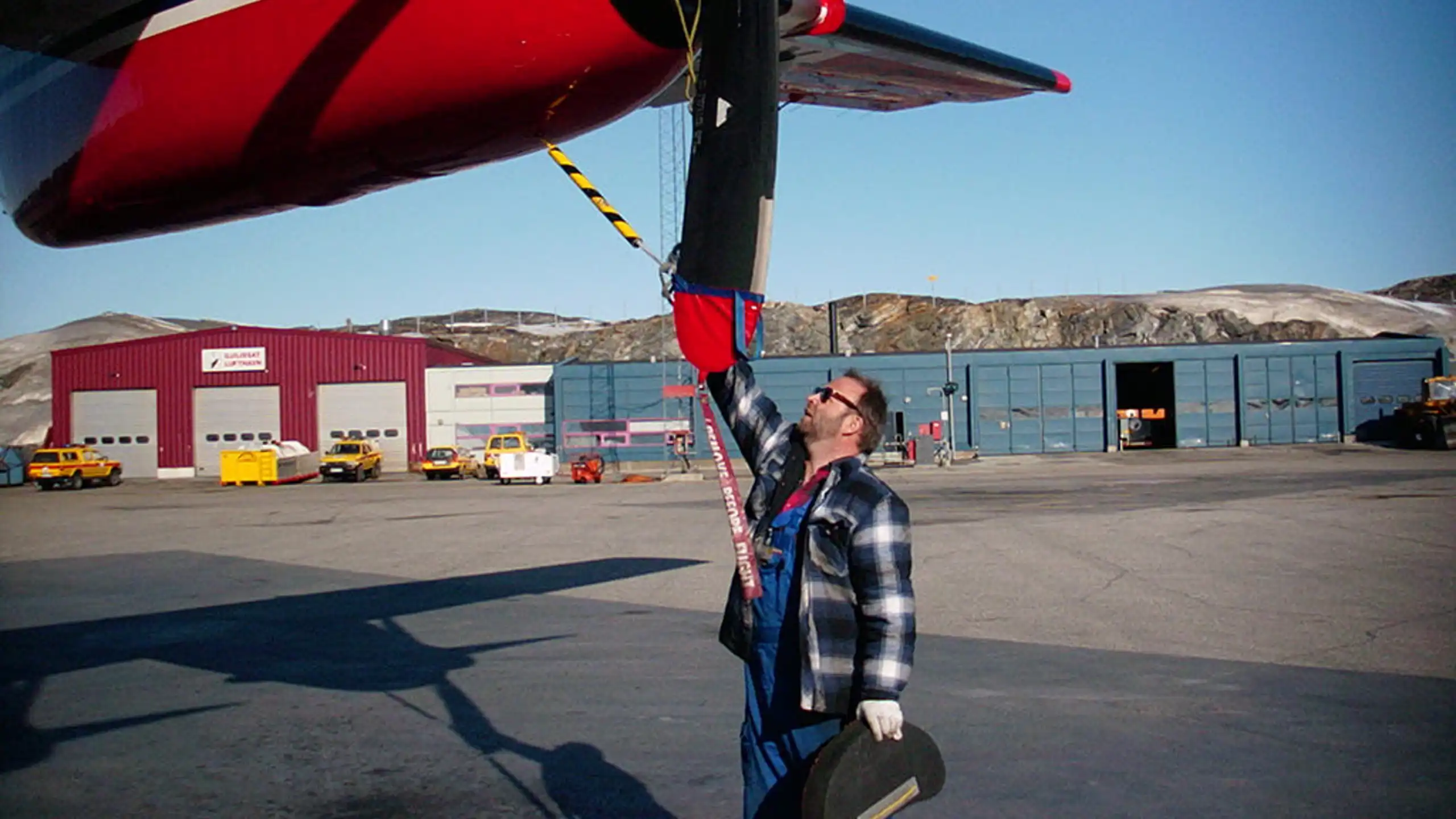 Ingemar prepares a Dash7 in Ilulissat in 2000, where he was a station mechanic. Photo: Kaj Siegstad