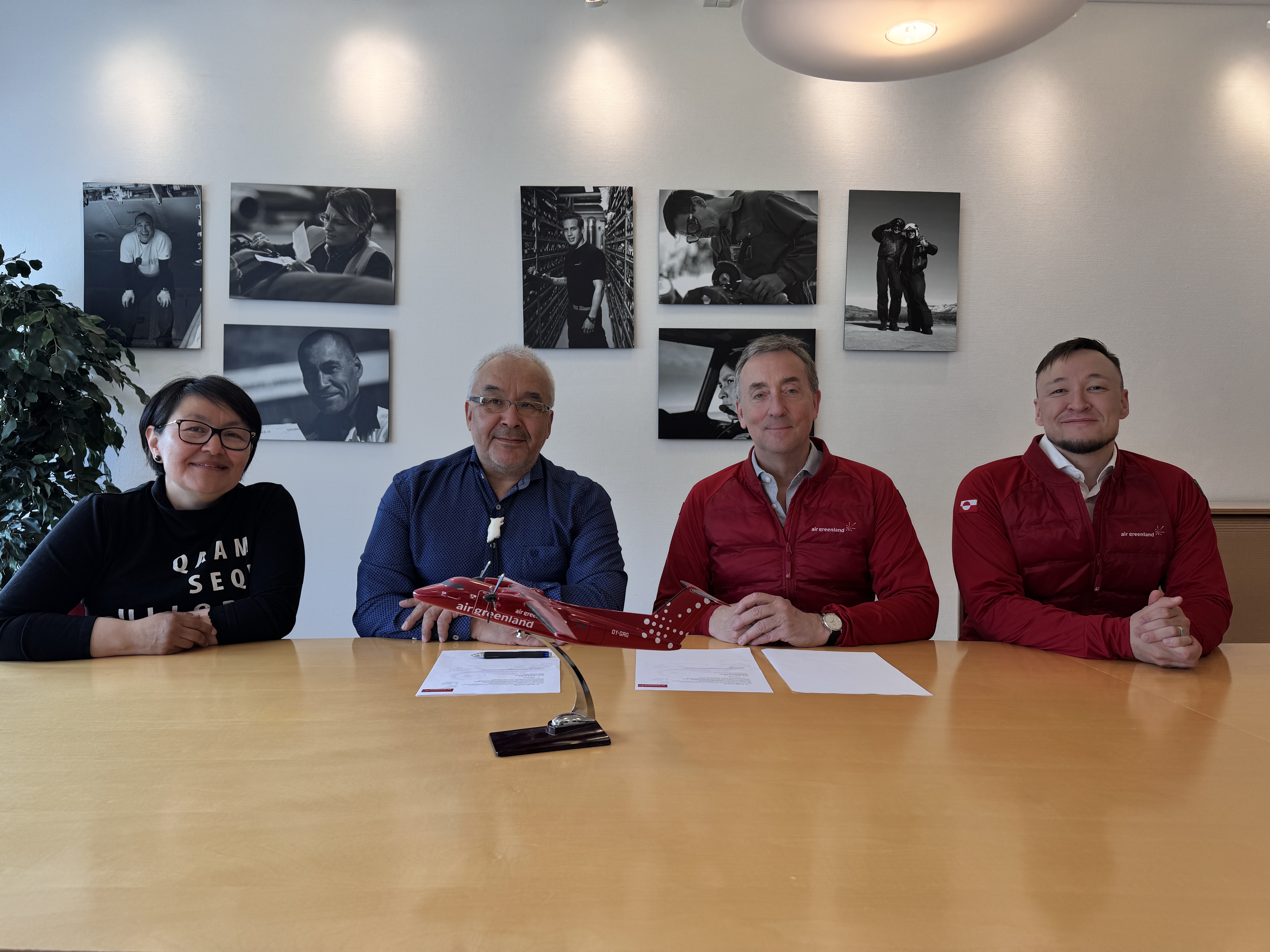 Treasurer Susanne Berthelsen and Chair Mikkel Jeremiassen from Kalaallit Nunaanni Qimussertartut Kattuffiat (KNQK), along with Commercial Director Chris Shern and Charter Manager Daniel Egede Motzfeldt from Air Greenland, held fruitful discussions on increased cooperation before signing the memorandum of understanding between the parties. 