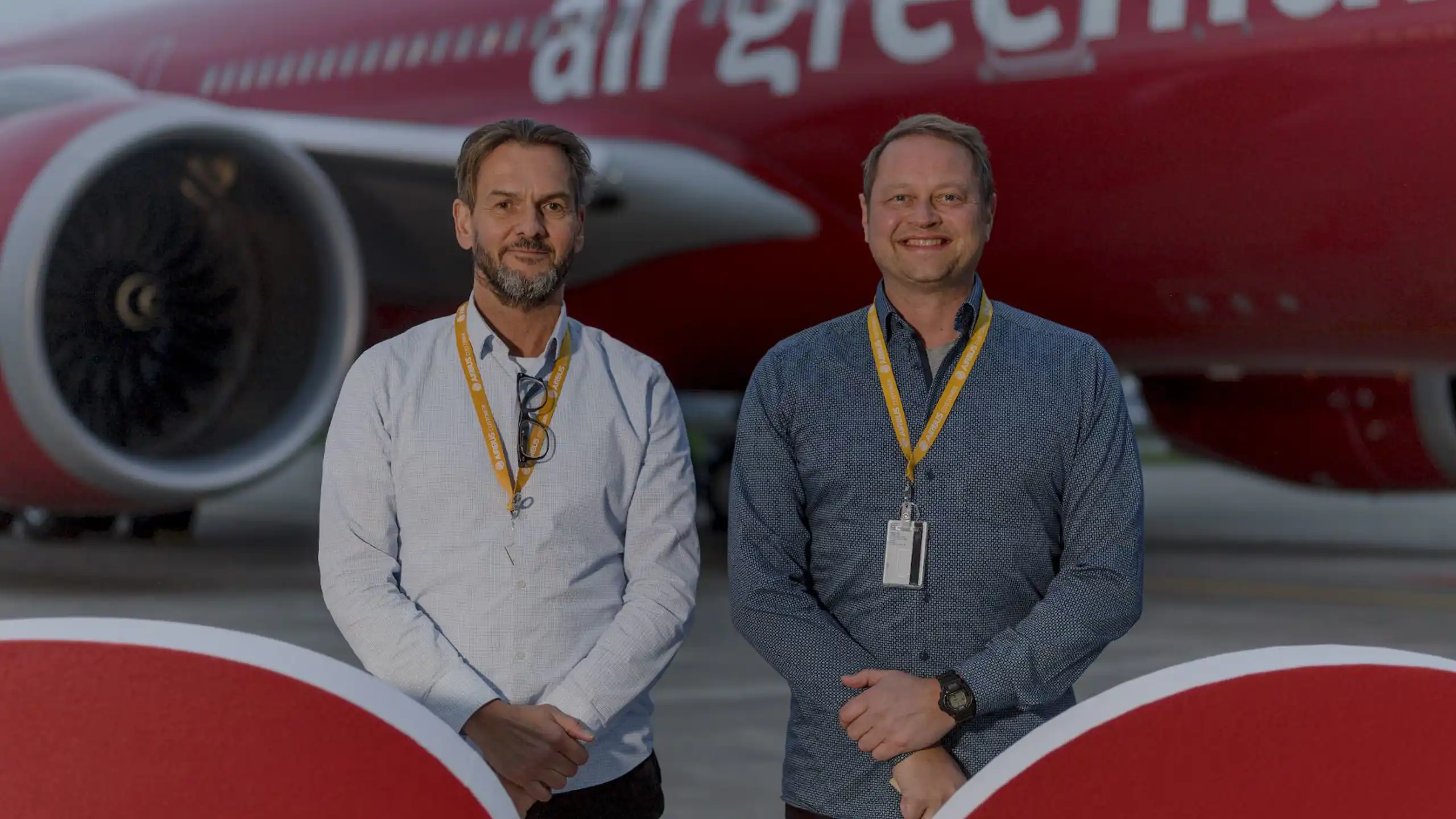 Teknisk chef, Henrik Keil og Michael Linder, teknisk koordinator er også ombord med på færgeflyvningen til Arizona sammen med to repræsentanter fra køberne, AAR SUPPLY CHAIN. På billedet er Henrik til venstre og Michael til højre og det blev taget ved overleveringen af Tuukkaq, som nu venter deres fulde opmærksomhed, pasning og pleje.